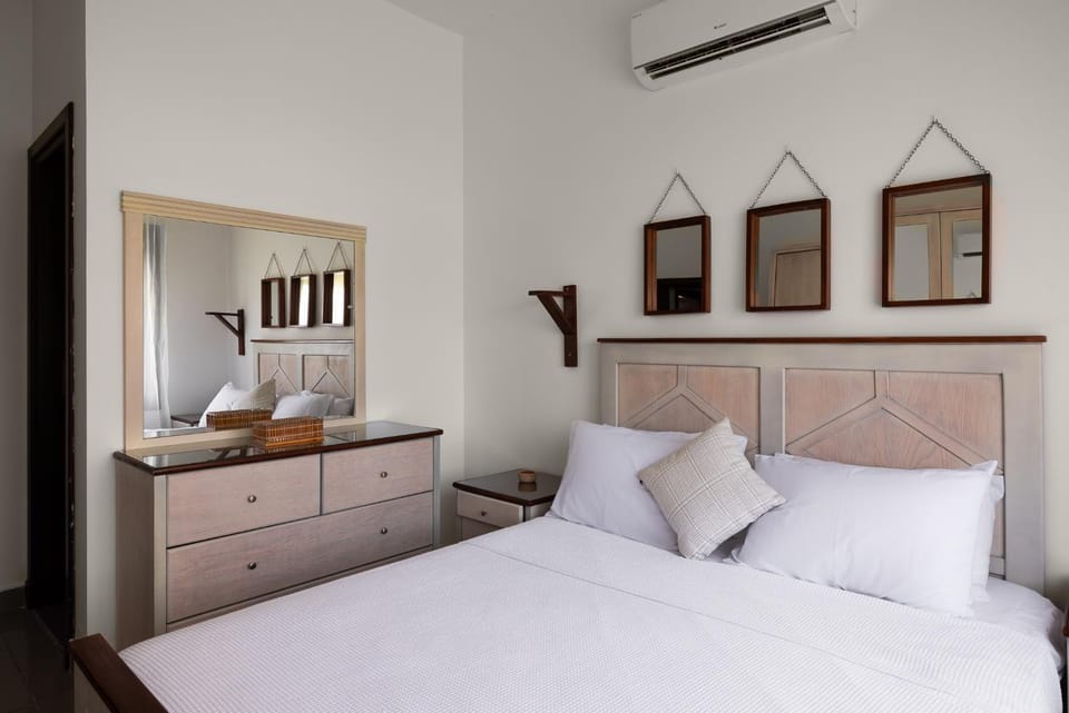 Bed, Photo of the whole room, Bedroom, air conditioner