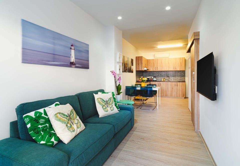 TV and multimedia, Living room, Seating area, Evening entertainment