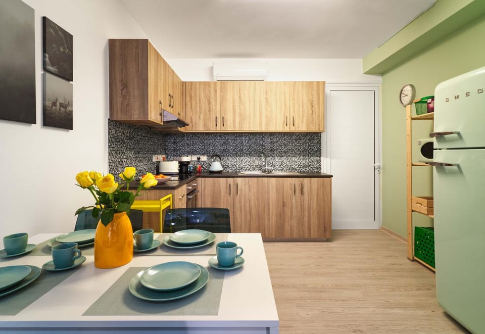Kitchen or kitchenette, Dining area, oven