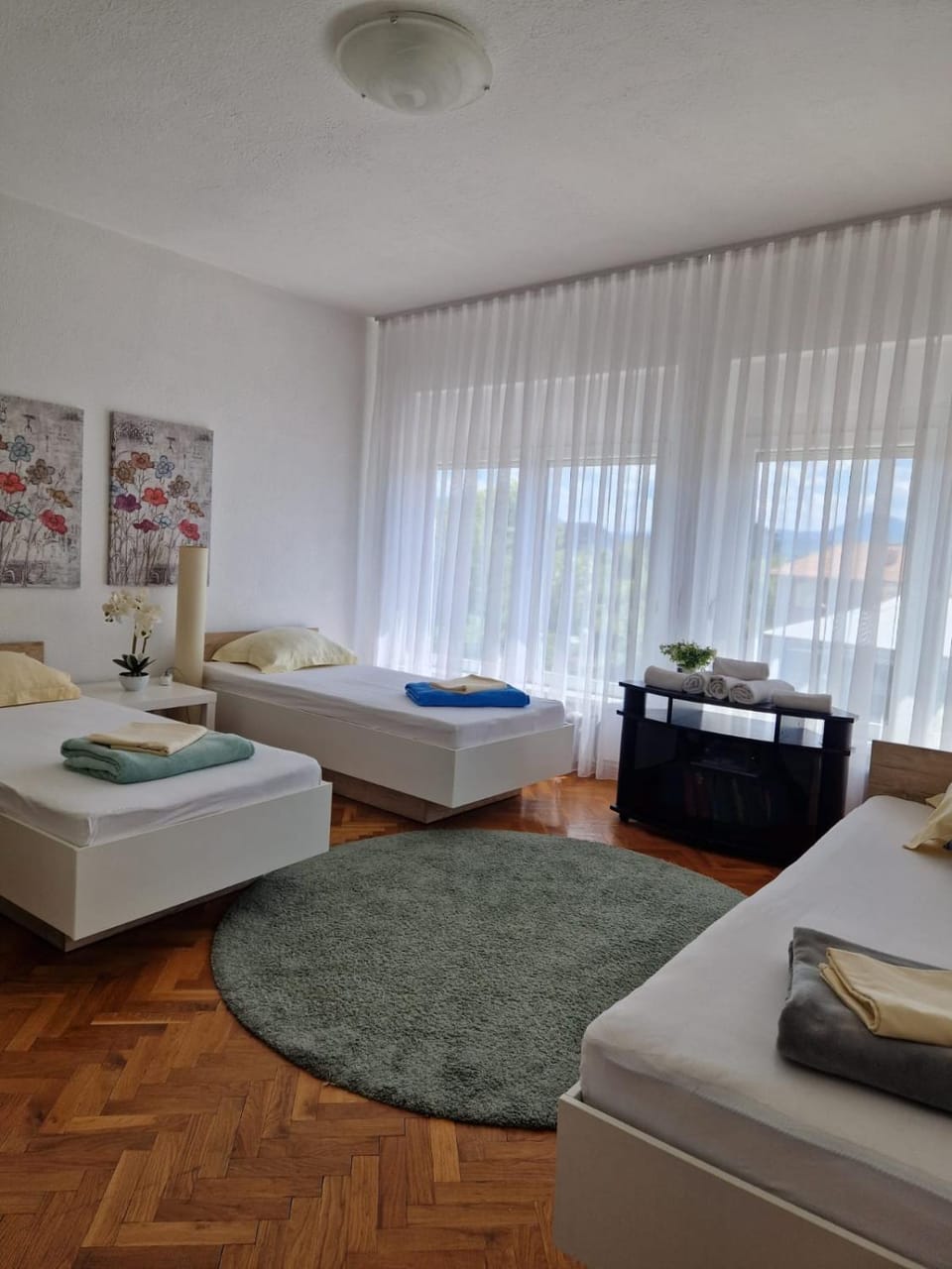 Bed, Bedroom, towels