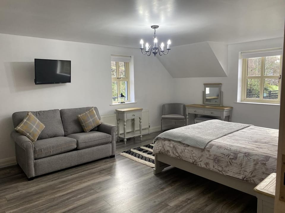 Rostrevor Valley 5-Br Sleeps 10 w Hot Tub & View House in Northern Ireland