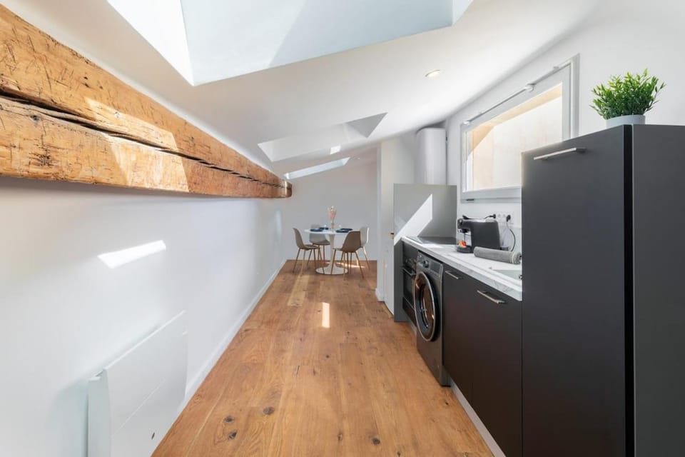 Kitchen or kitchenette, stove, washing machine