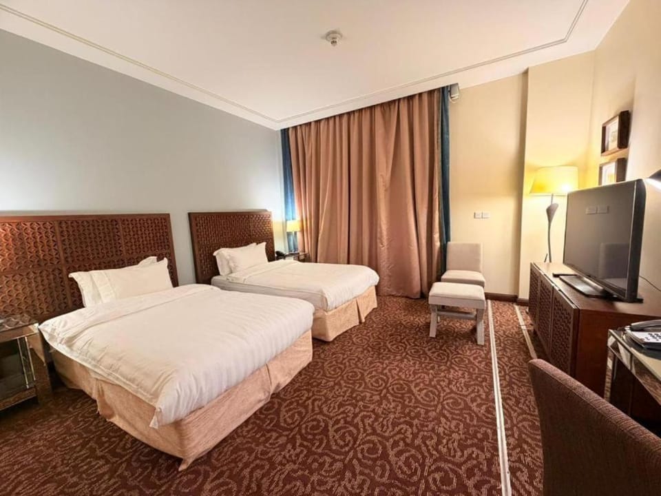 Communal lounge/ TV room, Bed, TV and multimedia, Photo of the whole room, Evening entertainment, Bedroom, hair dresser