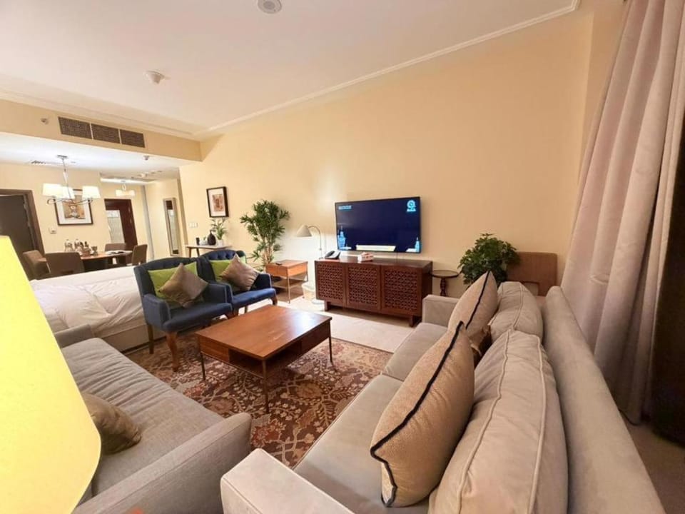 Communal lounge/ TV room, TV and multimedia, Living room, Seating area, Evening entertainment