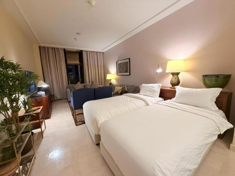 Bed, TV and multimedia, Living room, Photo of the whole room, Seating area, Bedroom