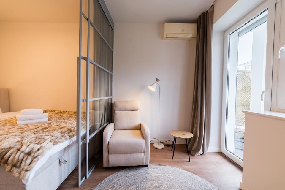 Bed, Photo of the whole room, Seating area, Bedroom, towels, air conditioner