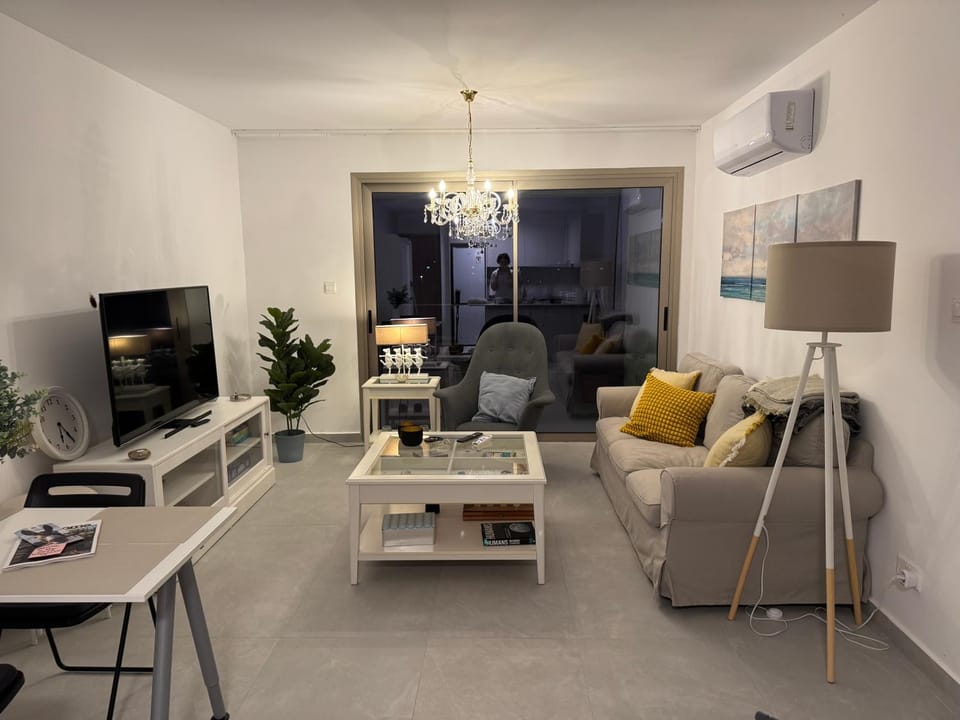 TV and multimedia, Living room, Seating area, air conditioner