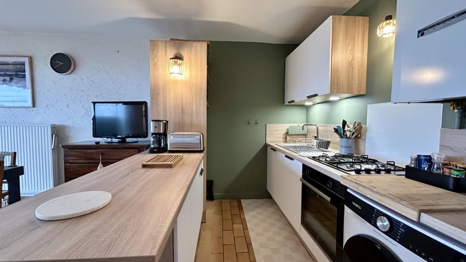 Kitchen or kitchenette, Dining area, stove