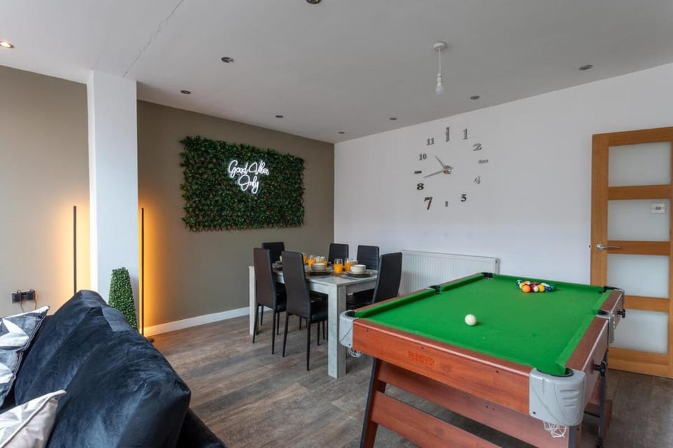 Brand New 5 Bed Home With Snooker Table, Wolverhampton House in Wolverhampton