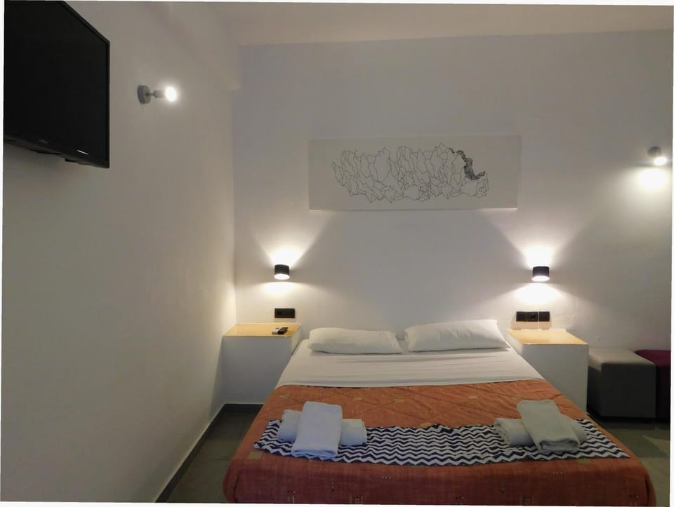 Bed, TV and multimedia, Bedroom