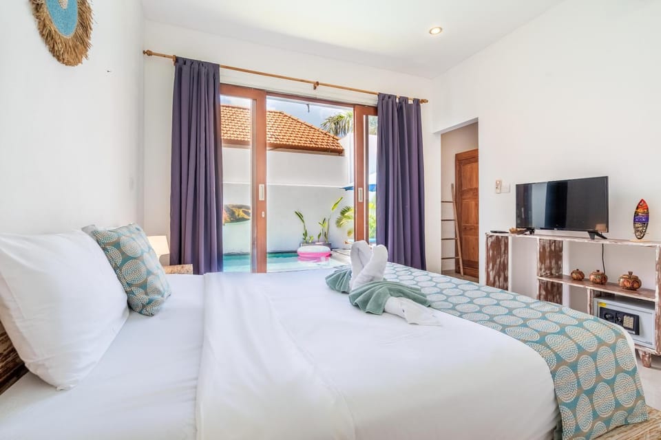 Villa Azure 3 - Private Suite in Shared Tropical Pool Villa Bed and Breakfast in North Kuta