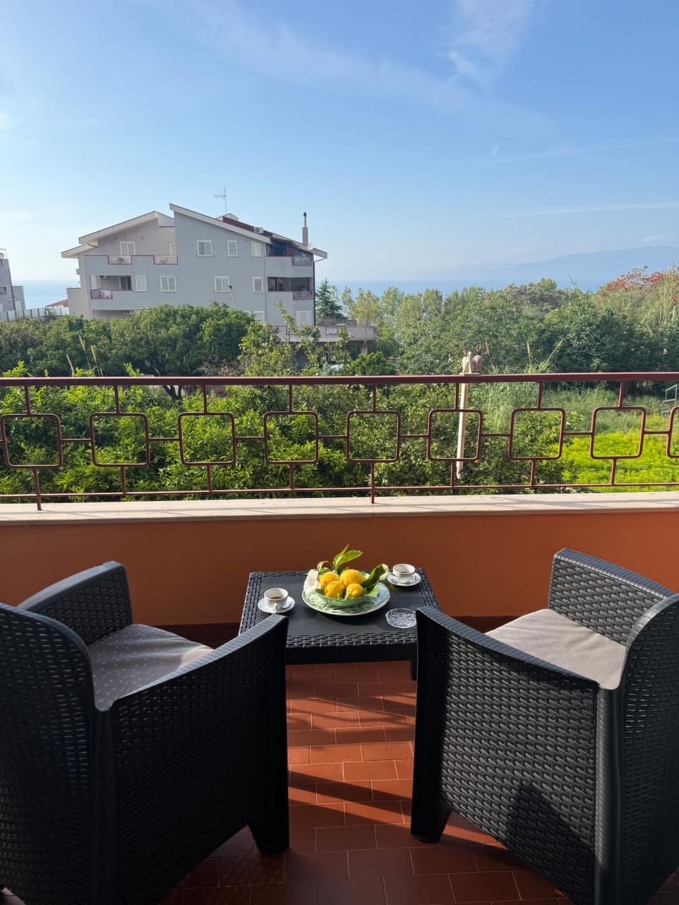 Property building, Patio, Natural landscape, View (from property/room), Balcony/Terrace, Food and drinks, Dining area