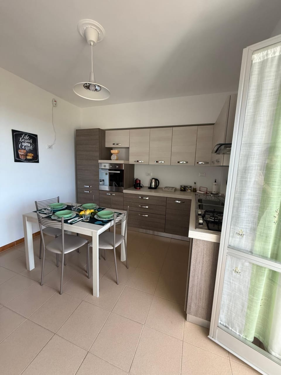 Kitchen or kitchenette, Dining area, Breakfast, oven, stove