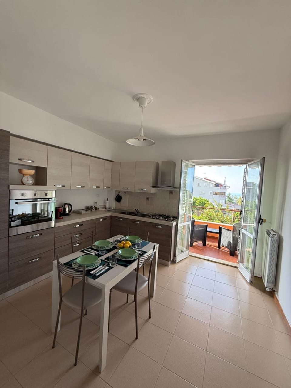 Property building, Coffee/tea facilities, Kitchen or kitchenette, Dining area, Breakfast, oven, stove