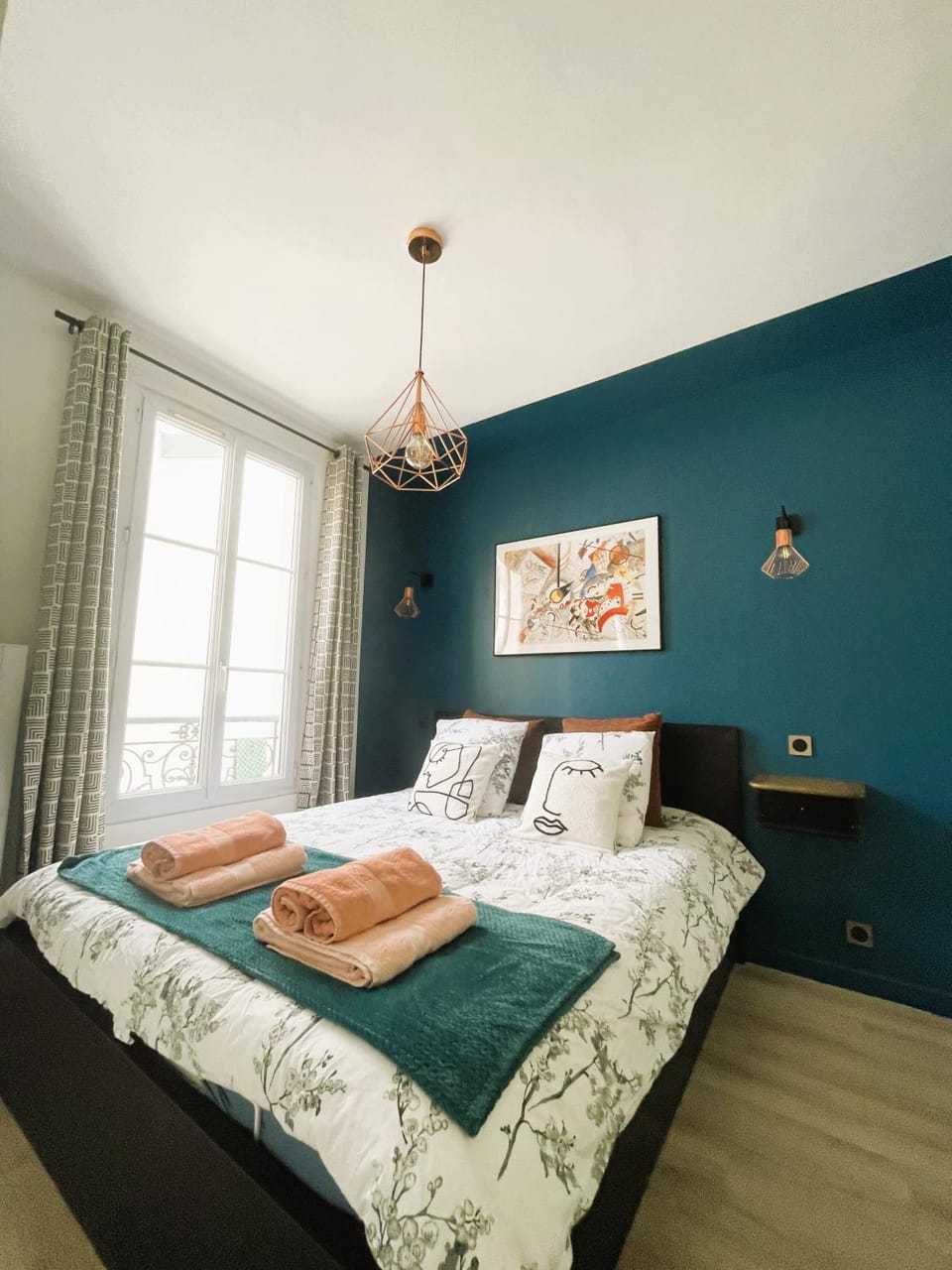 Bed, Photo of the whole room, Bedroom, towels