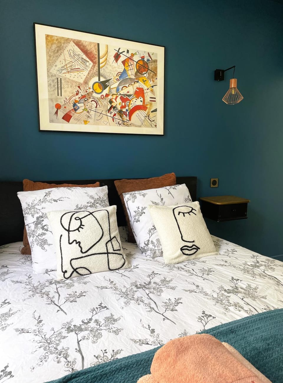 Bed, Photo of the whole room, Decorative detail, Bedroom