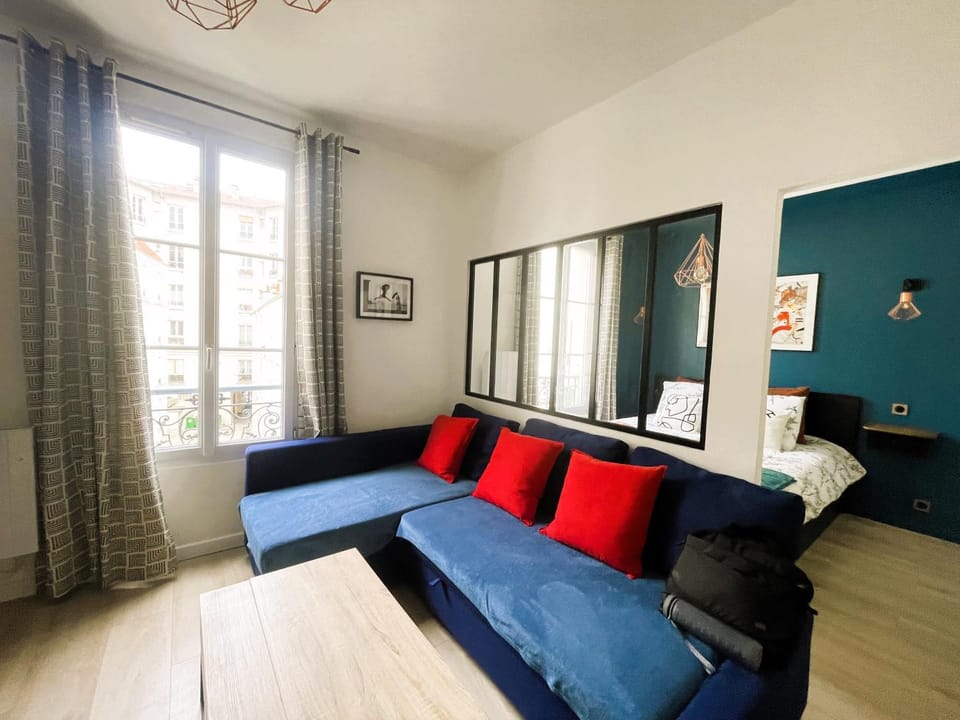 Bed, Living room, Photo of the whole room, Seating area, Bedroom