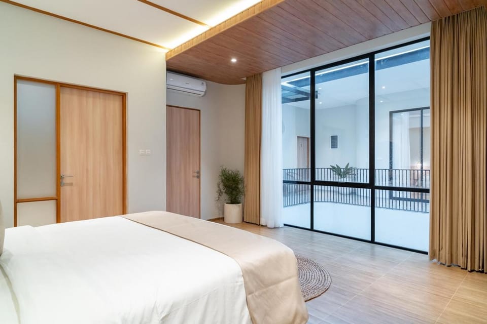 Photo of the whole room, Bedroom, wardrobe