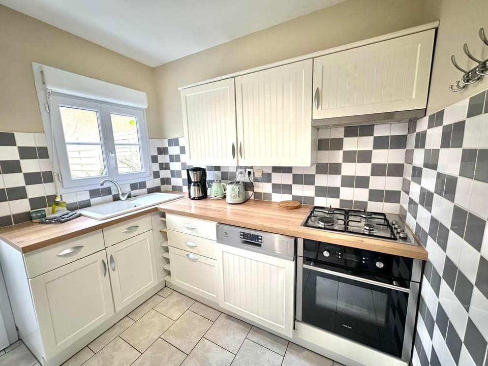 Coffee/tea facilities, Kitchen or kitchenette, oven, stove, toaster