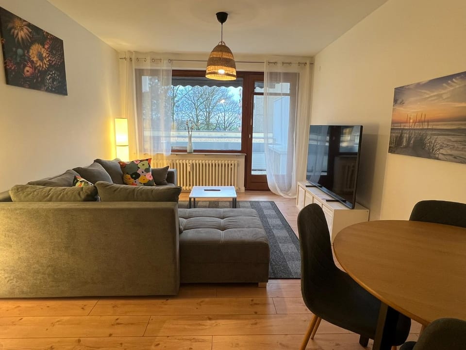 Communal lounge/ TV room, TV and multimedia, Living room, Seating area, Dining area, Evening entertainment