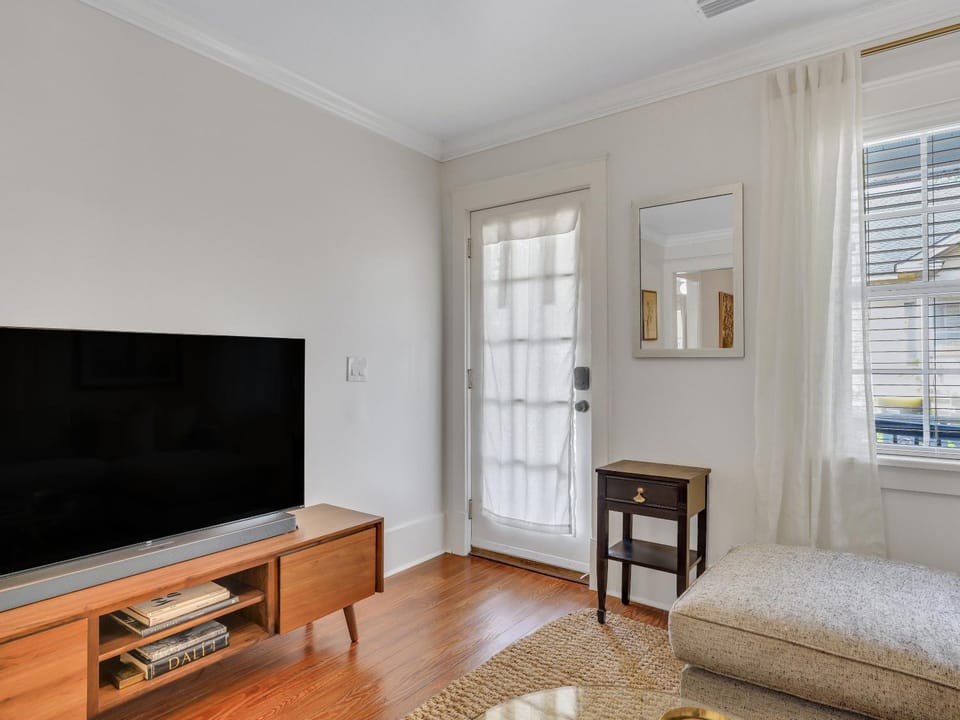 Charming Cottage Near Forsyth Park Heated Pool Access Walk to Restaurants Historic Sites More 1390 House in Savannah