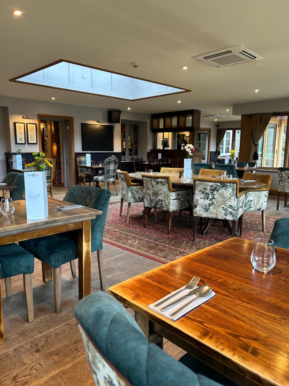 Restaurant/places to eat, Food and drinks, Seating area, Food