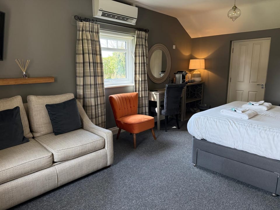 Bed, TV and multimedia, Seating area, Bedroom, air conditioner