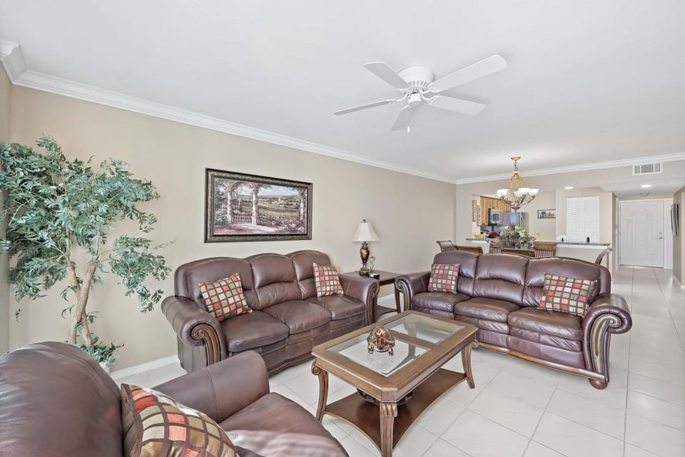 Merida unit at Cape Marco with pool, gym and tennis House in Marco Island