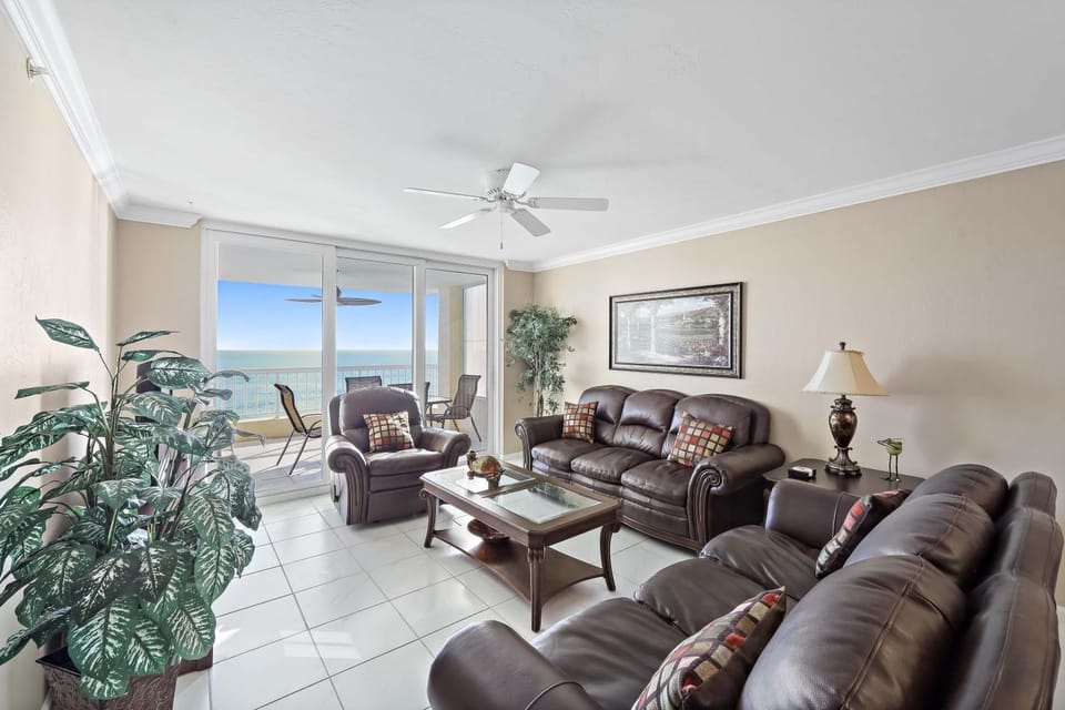 Merida unit at Cape Marco with pool, gym and tennis House in Marco Island