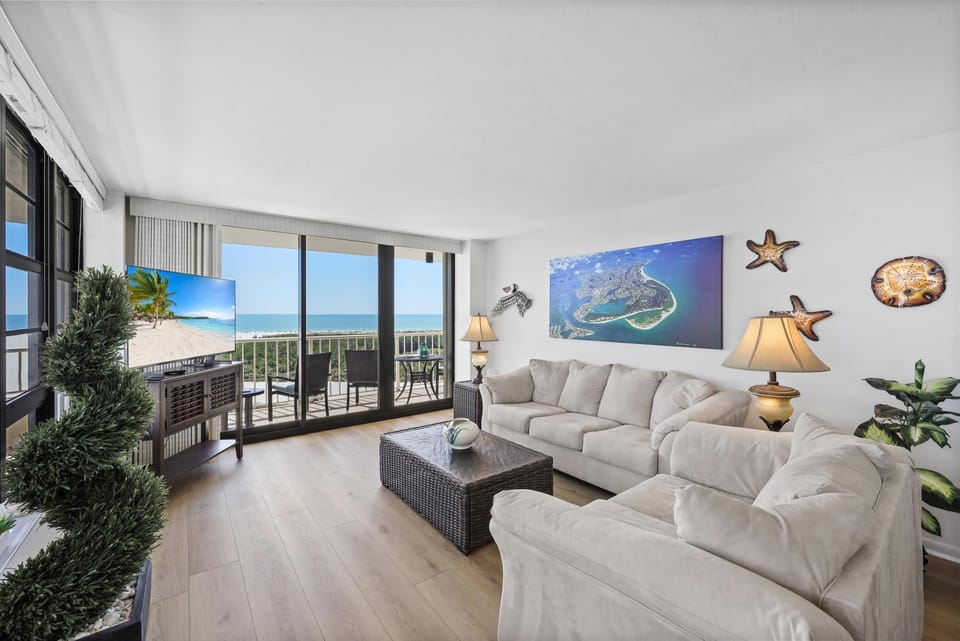 Two-balcony beachfront condo with pool/tennis/grills House in Marco Island