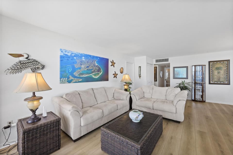 Two-balcony beachfront condo with pool/tennis/grills House in Marco Island