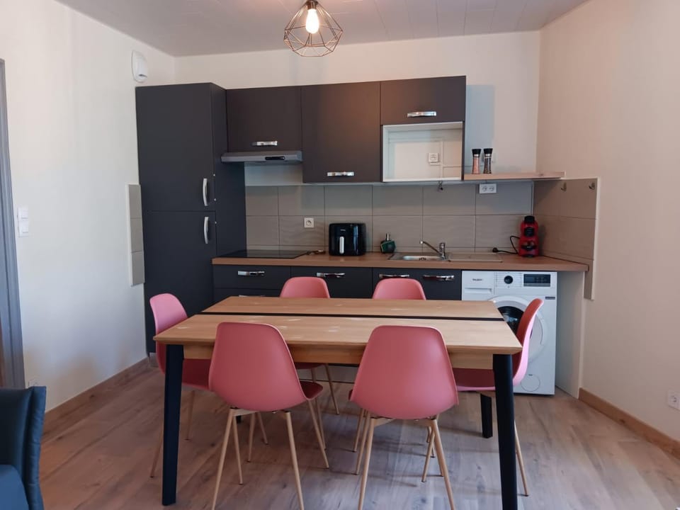 Coffee/tea facilities, Kitchen or kitchenette, Dining area, microwave, stove, washing machine