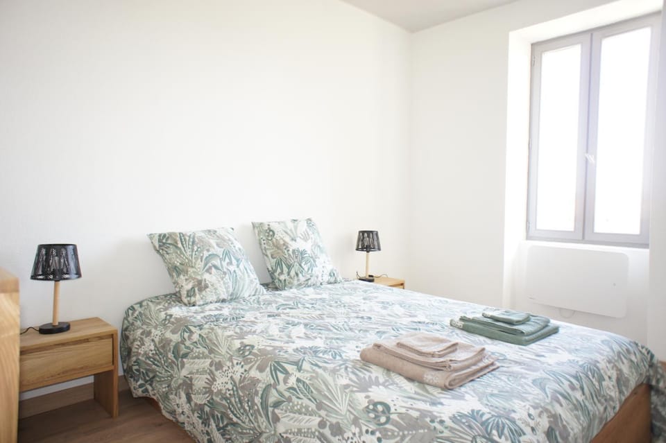 Bed, Bedroom, towels