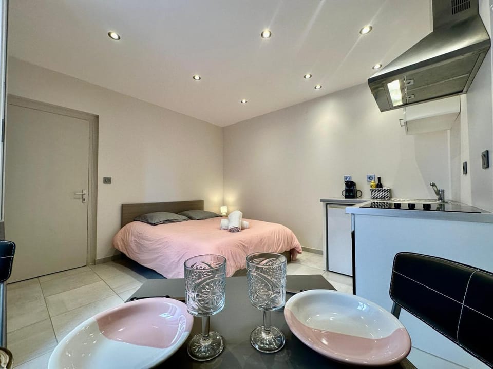 Bed, TV and multimedia, Kitchen or kitchenette, Photo of the whole room, Dining area, Bedroom