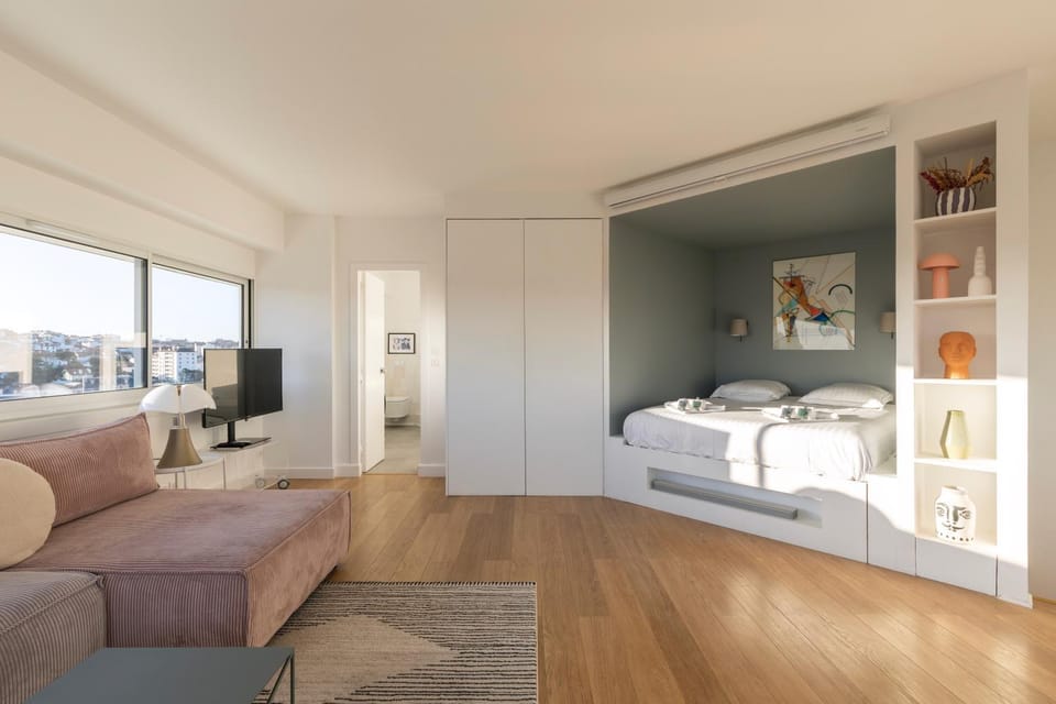 Bed, TV and multimedia, Living room