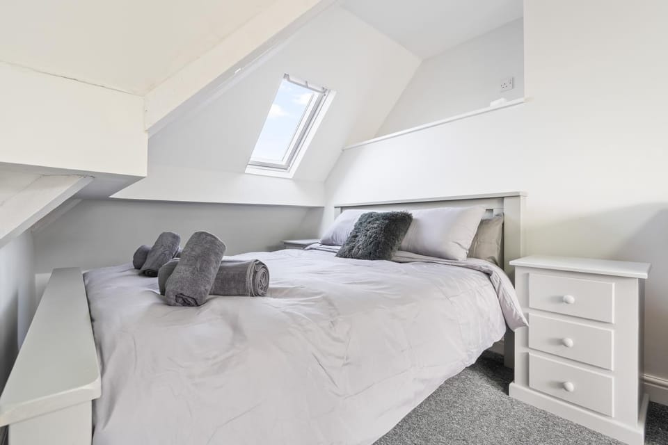 Bed, Bedroom, towels