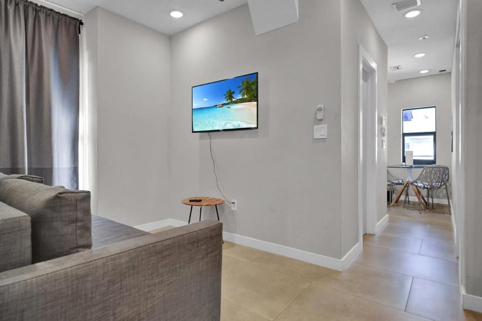 Miami Flats - Self Check-in and 1 Free Parking Apartment in Coral Gables
