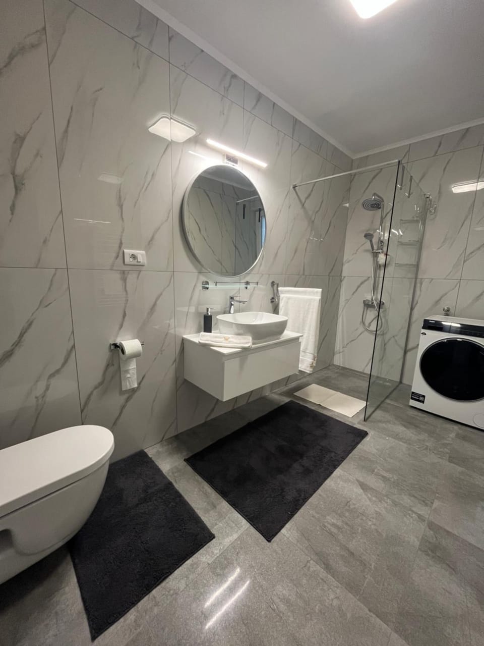 Shower, Toilet, Bathroom, towels, washing machine