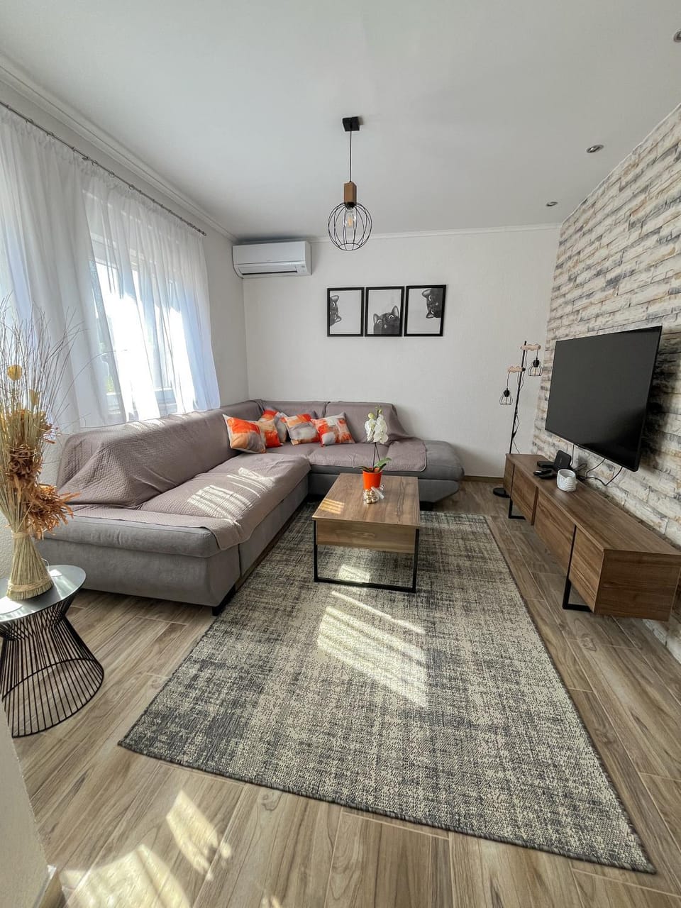 Communal lounge/ TV room, TV and multimedia, Living room, Seating area, Evening entertainment, air conditioner