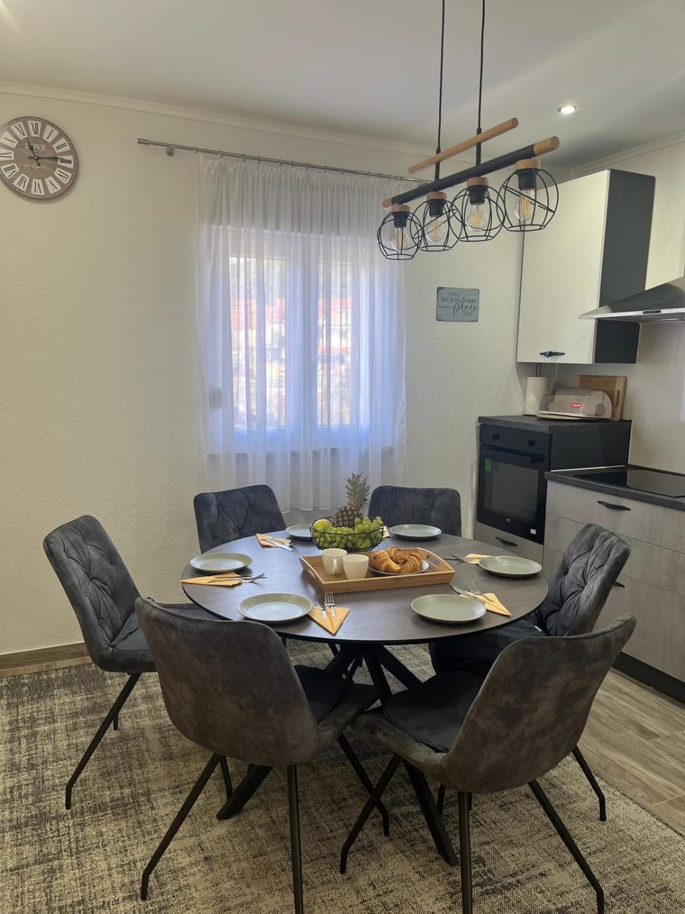Kitchen or kitchenette, Food and drinks, Seating area, Dining area, stove