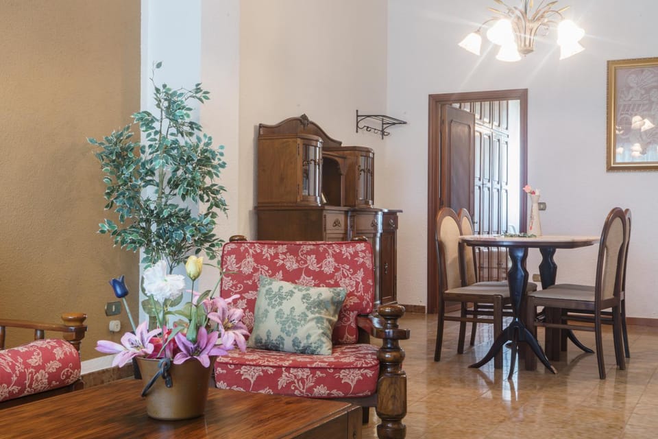 Seating area, Dining area