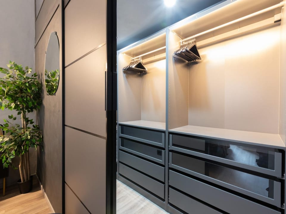 Photo of the whole room, Bedroom, wardrobe