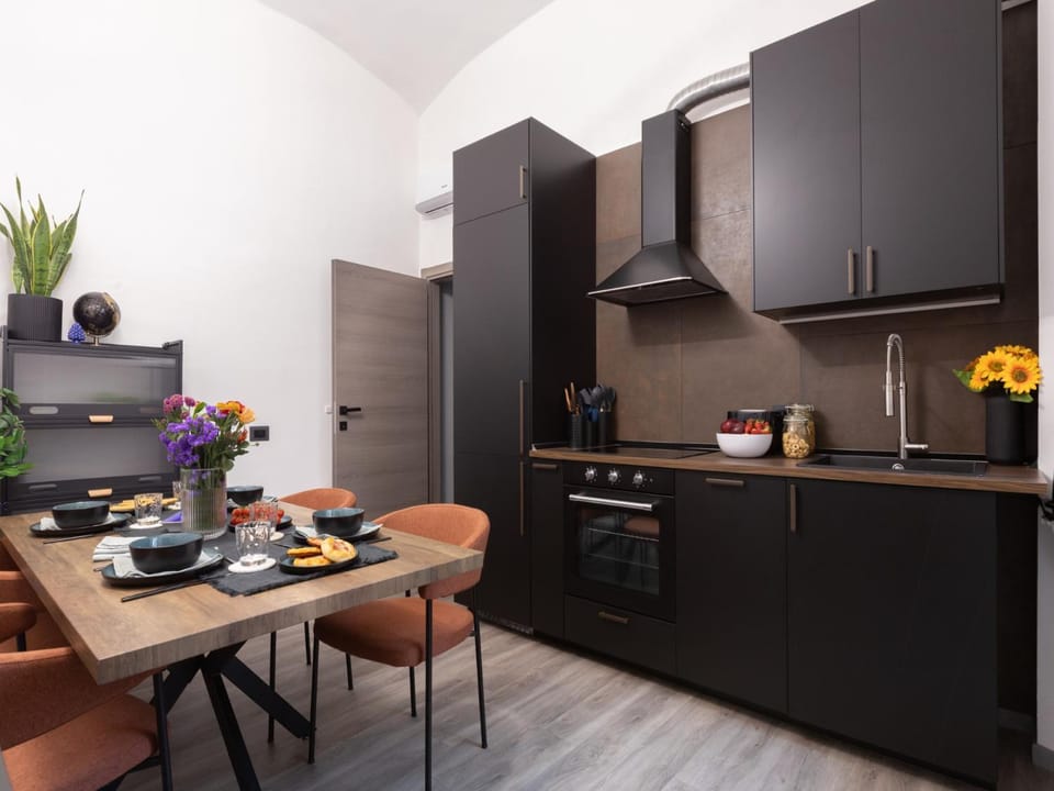 Kitchen or kitchenette, Dining area, oven, stove