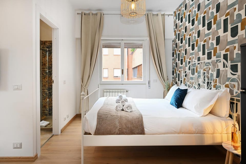 Photo of the whole room, Bedroom