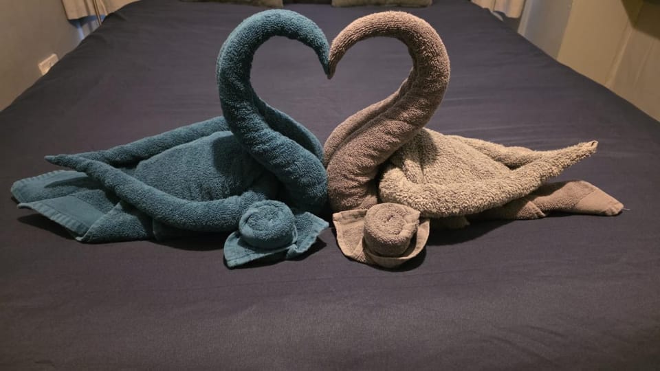 Bed, Bedroom, towels