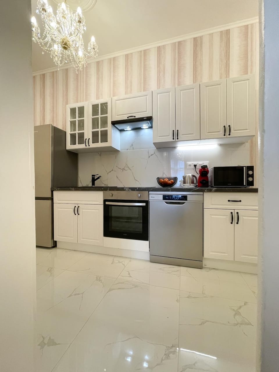 Kitchen or kitchenette, dishwasher, oven