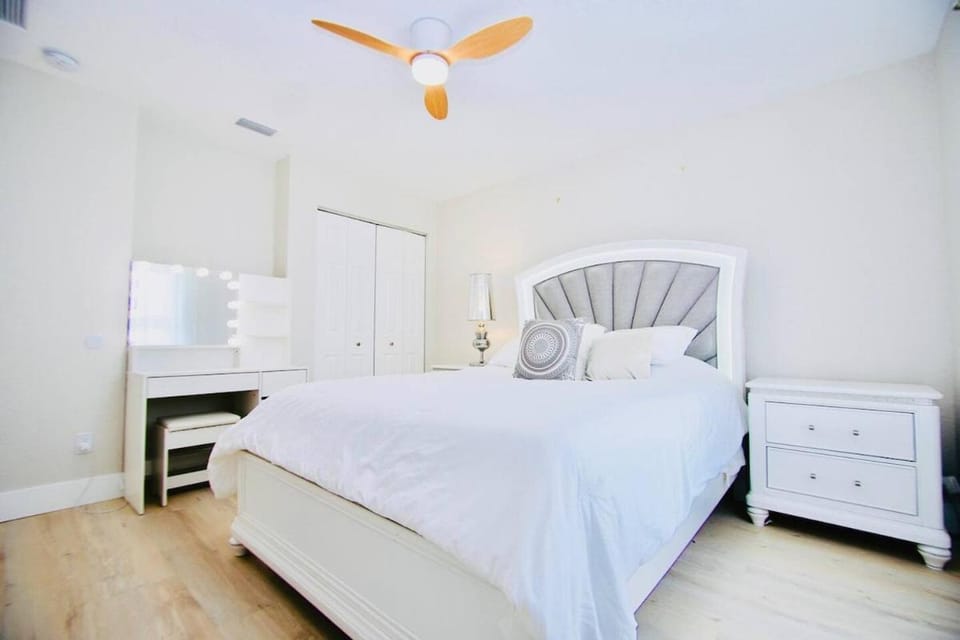 Mins to Atlantic Ave, bars, restaurants & beach! Apartment in Delray Beach