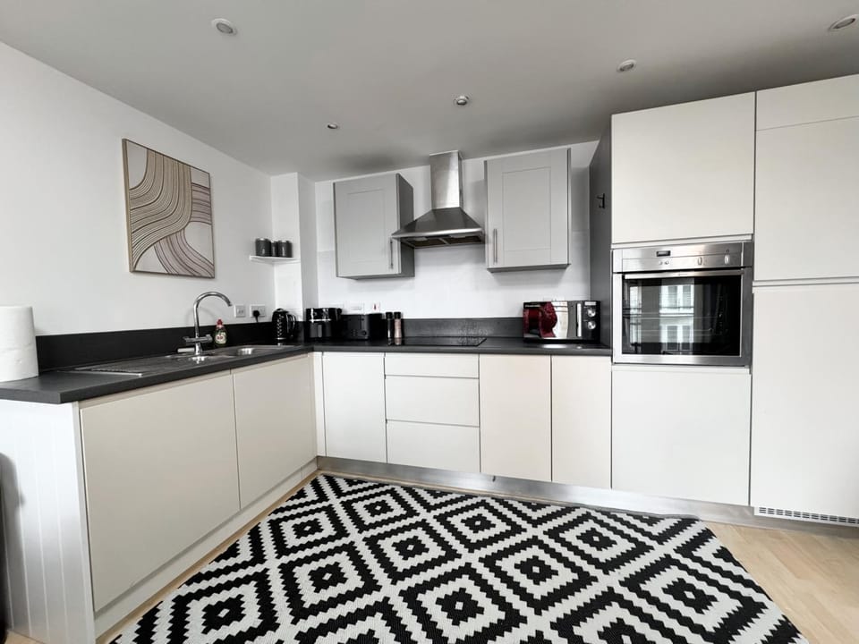 Refurbished Apartment 2 bath 2 bedroom WLift! Apartment in Basingstoke