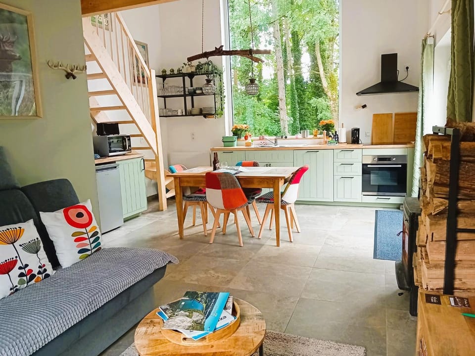 Kitchen or kitchenette, Living room, Seating area, Dining area, stove