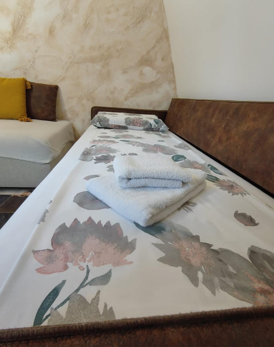Bed, Bedroom, towels